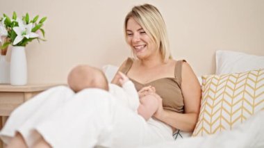 Anne ve kızı yatak odasında birlikte oturuyorlar.