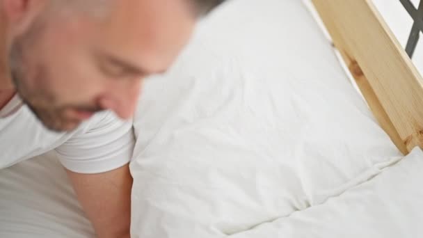 Homme Aux Cheveux Gris Couché Sur Lit Dormant Dans Chambre — Video