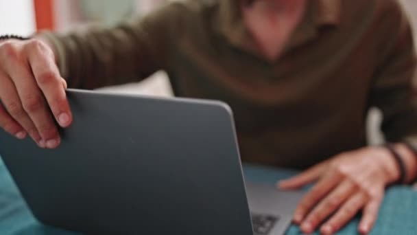 Młody Hiszpan Pomocą Laptopa Siedzi Stole Jadalni — Wideo stockowe