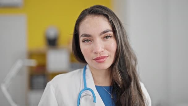 Jeune Belle Femme Hispanique Médecin Souriant Confiance Debout Clinique — Video