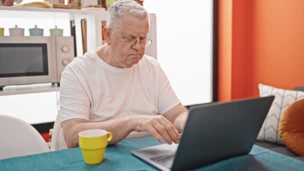Homem Cabelos Grisalhos Meia Idade Usando Laptop Estar Doente Sala — Vídeo de Stock