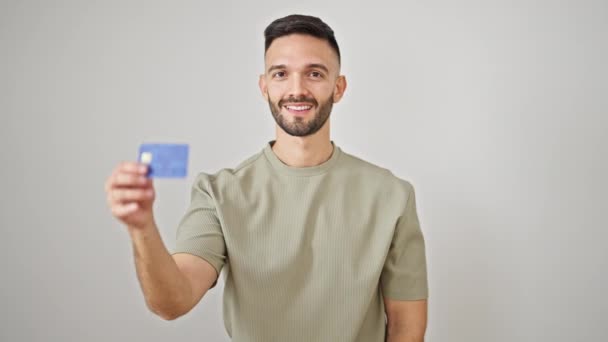 年轻的惊慌失措的男人带着自信的笑容 在孤独的白色背景下拿着信用卡 — 图库视频影像