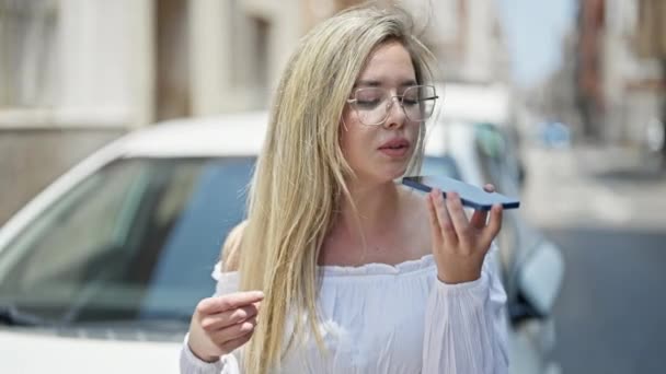 Νεαρή Ξανθιά Γυναίκα Στέλνει Φωνητικό Μήνυμα Από Smartphone Στο Δρόμο — Αρχείο Βίντεο