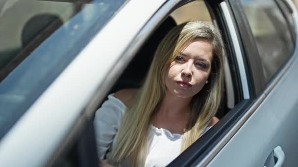 Ung Blond Kvinna Kör Bil Skriker Efter Trafikproblem Gatan — Stockvideo