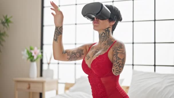 Spaanse Vrouw Met Geamputeerde Arm Dragen Lingerie Zitten Bed Met — Stockvideo