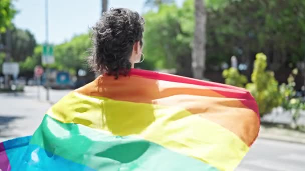 Sokakta Gökkuşağı Bayrağı Tutan Kendine Güvenen Spanyol Genç Adam — Stok video