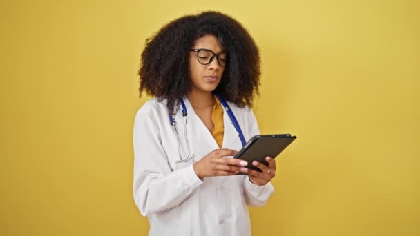 Afričanky Americká Žena Lékař Pomocí Touchpad Přes Izolované Žluté Pozadí — Stock video