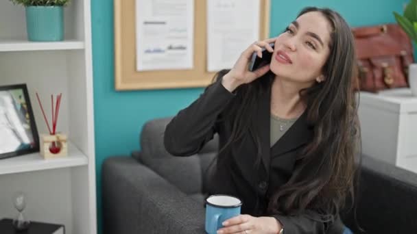 Joven Hermosa Mujer Hispana Trabajadora Negocios Hablando Smartphone Bebiendo Café — Vídeo de stock