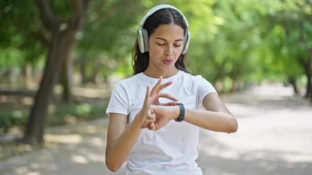 Afroamerykanka Używa Zegarka Słuchając Muzyki Tańczącej Parku — Wideo stockowe