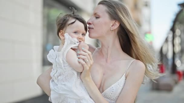 Anya Lánya Csókolóznak Utcán — Stock videók