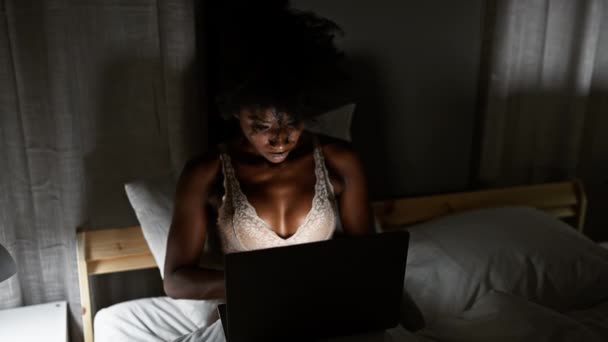Afroamerykanka Bieliźnie Laptopem Łóżku Sypialni — Wideo stockowe