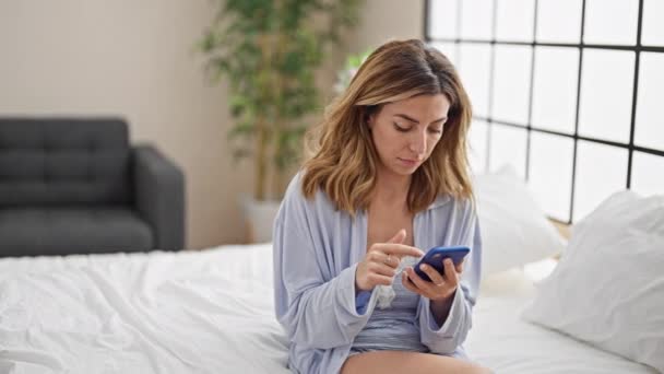 Man Och Kvinna Par Sitter Sängen Med Hjälp Smartphone Kyssas — Stockvideo