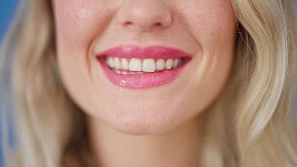 Ung Blond Kvinna Som Pekar Tänder Med Fingrar Över Isolerad — Stockvideo
