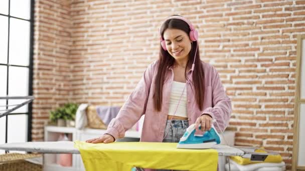 Ung Vacker Latinamerikansk Kvinna Lyssnar Musik Strykning Kläder Dans Tvättstuga — Stockvideo