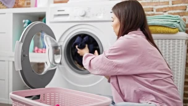 Joven Hermosa Mujer Hispana Lavando Ropa Oliendo Calcetines Sucios Sala — Vídeos de Stock