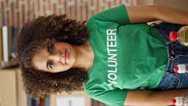 Jovem Bela Mulher Hispânica Voluntária Sorrindo Confiante Centro Caridade — Vídeo de Stock