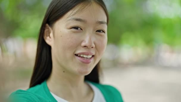 Młoda Chinka Uśmiecha Się Pewnie Robiąc Selfie Kamerą Parku — Wideo stockowe
