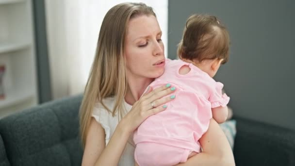 Matka Córka Próbują Spać Dziecko Siedzi Kanapie Domu — Wideo stockowe