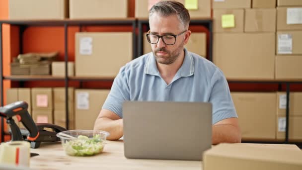 Grijsharige Man Commerce Bedrijf Met Behulp Van Laptop Eten Salade — Stockvideo
