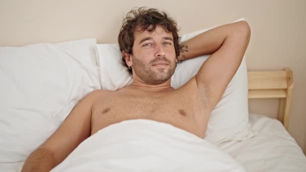 Jonge Spaanse Man Ontspannen Bed Lachend Shirtloos Slaapkamer — Stockvideo