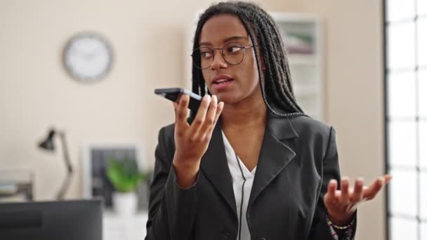 Trabajadora Negocios Afroamericana Envía Mensaje Voz Por Teléfono Inteligente Que — Vídeos de Stock