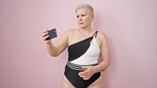 Medelåldern Gråhårig Kvinna Turist Bär Baddräkt Gör Selfie Med Smartphone — Stockvideo