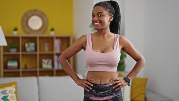 Afroamerikanerin Sportbekleidung Lächelt Hause — Stockvideo