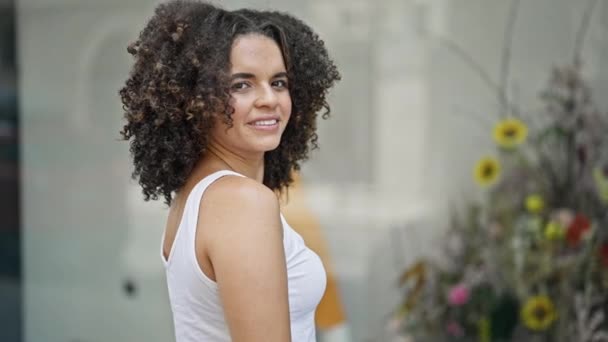 Молода Красива Іспаномовна Жінка Посміхається Впевнено Стоячи Вулиці — стокове відео