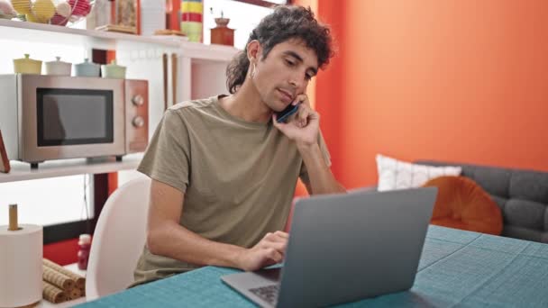 Jovem Hispânico Falando Smartphone Usando Laptop Sala Jantar — Vídeo de Stock