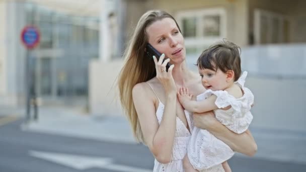 Μητέρα Και Κόρη Αγκαλιάζονται Μιλώντας Smartphone Στο Δρόμο — Αρχείο Βίντεο