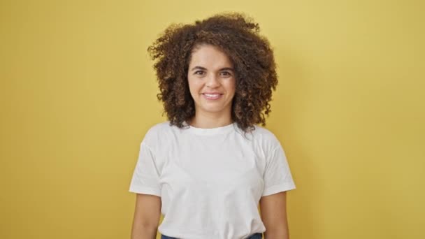 Genç Güzel Spanyol Kadın Sarı Arka Planda Başparmağıyla Gülümsüyor — Stok video