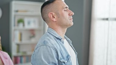 Erkek ve kadın çift evde birbirlerine sarılıp teselli veriyorlar.