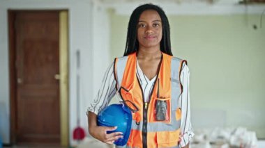 İnşaat alanında kendine güvenen Afrikalı Amerikalı kadın inşaatçı.