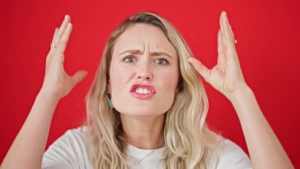 Jonge Blonde Vrouw Boos Schreeuwen Geïsoleerde Rode Achtergrond — Stockvideo