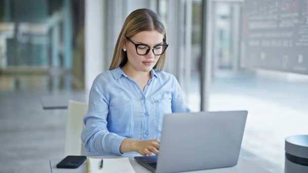 Młoda Blondynka Biznes Pracownik Pomocą Laptopa Biorąc Okulary Pracy Biurze — Wideo stockowe