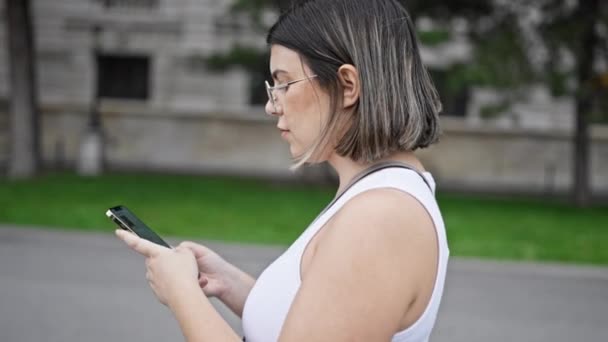 Jovem Bela Mulher Hispânica Usando Smartphone Andando Nas Ruas Viena — Vídeo de Stock