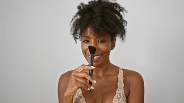 Mujer Afroamericana Usando Lencería Sosteniendo Maquillaje Pincel Sonriendo Sobre Fondo — Vídeos de Stock