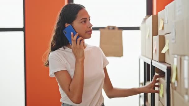 Afričanky Americká Žena Ekommerce Obchodní Pracovník Mluví Smartphone Hledá Balíček — Stock video