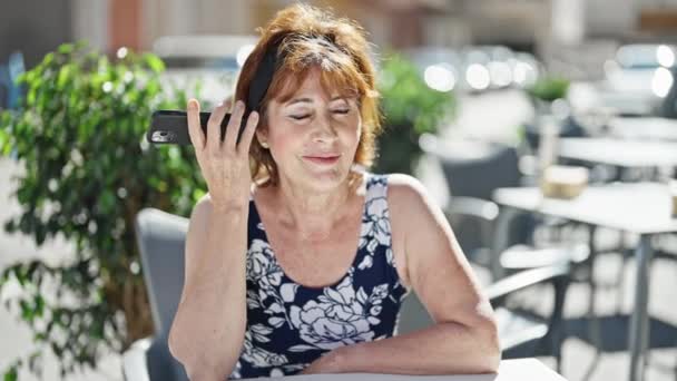 Mujer Mediana Edad Escuchando Mensaje Voz Por Teléfono Inteligente Sentado — Vídeos de Stock