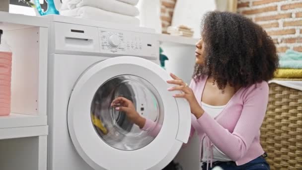 Donna Afroamericana Lavare Vestiti Tenendo Camicia Sporca Cercando Sconvolto Lavanderia — Video Stock