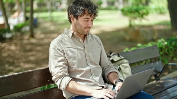 Genç Spanyol Adam Dizüstü Bilgisayar Kullanıyor Bankta Oturuyor Gülümsüyor — Stok video