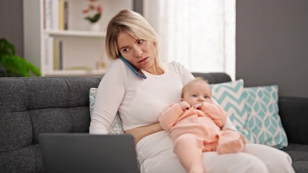 Anne Kızı Evde Bebek Bakıcılığı Yaparken Çalışıyor — Stok video