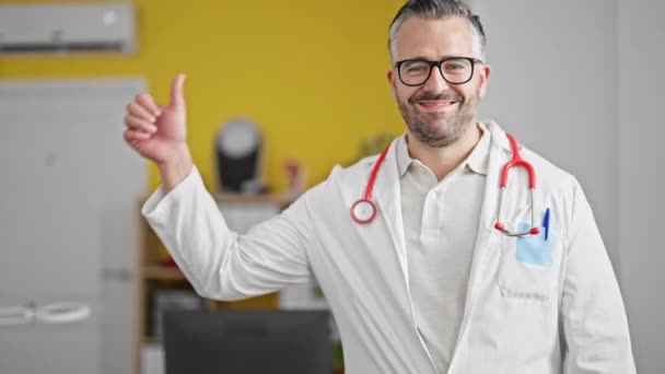 Gråhårig Man Läkare Gör Tummen Upp Kliniken — Stockvideo