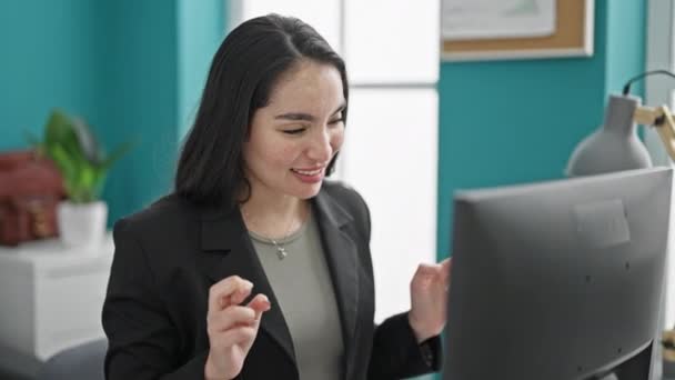 Молодая Красивая Латиноамериканка Бизнес Работница Помощью Компьютера Скрещивает Пальцы Удачного — стоковое видео