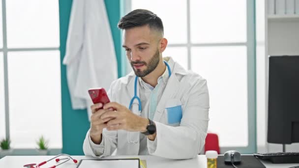 Genç Spanyol Doktor Klinikte Çalışan Akıllı Telefonu Kullanıyor — Stok video