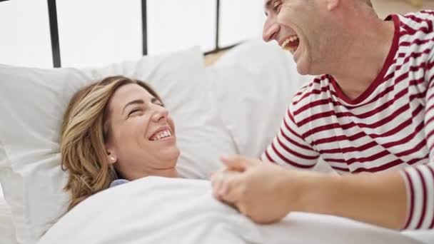 Homem Mulher Casal Sorrindo Confiante Deitado Cama Beijando Quarto — Vídeo de Stock