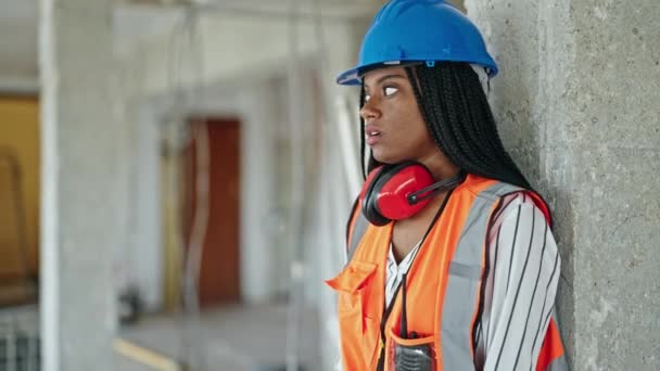 Mujer Afroamericana Constructor Cansado Apoyándose Pared Sacando Hardhat Sitio Construcción — Vídeos de Stock