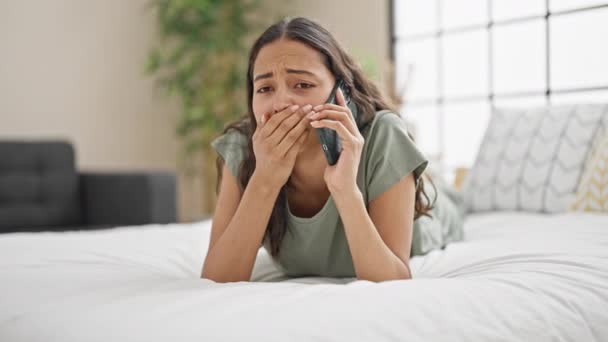 アフリカ系アメリカ人女性が寝室で泣いているベッドに横たわるスマートフォンで話す — ストック動画