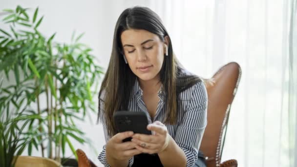 Jovem Bela Mulher Hispânica Usando Smartphone Usando Fones Ouvido Casa — Vídeo de Stock