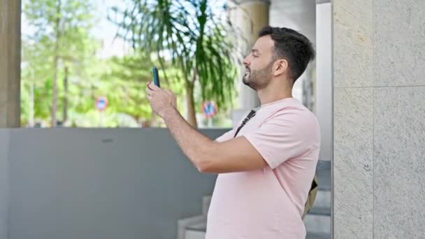 Joven Hombre Hispano Grabando Video Por Smartphone Con Mochila Calle — Vídeo de stock